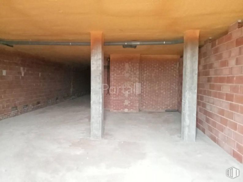 Retail for sale at Calle Dulcinea, Recas, Toledo, 45211 with wood, flooring, floor, composite material, wood stain, ceiling, hardwood, brick, concrete and building material around