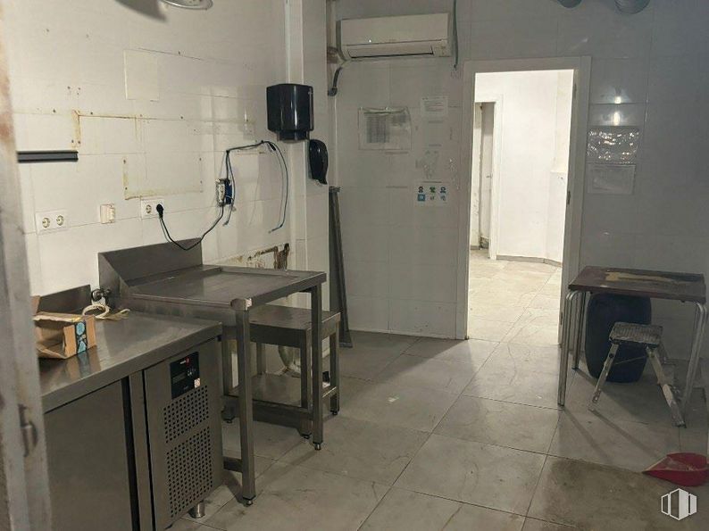 Local en alquiler en Calle Ponzano, 38, Chamberí, Madrid, 28003 con mesa, ebanistería, escritorio, mueble, edificio, suelo, puerta, suelos, accesorio y máquina alrededor