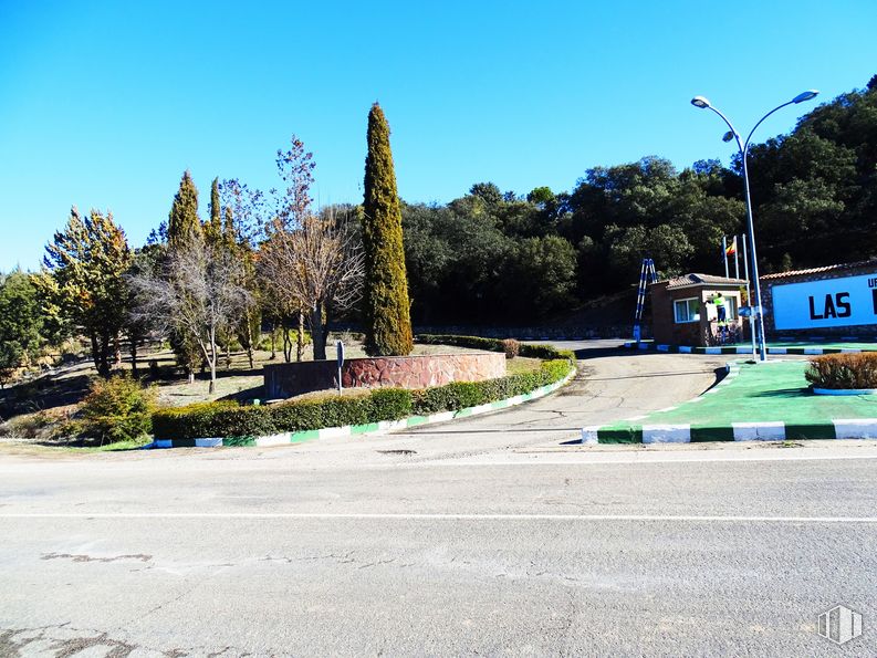 Land for sale at Urbanización Las Fuentes, Fuentenovilla, Guadalajara, 19113 with street light, sky, plant, road surface, tree, asphalt, urban design, tar, grass and neighbourhood around