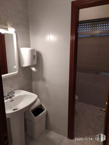 Oficina en alquiler en Zona Polígono Industrial Norte, San Sebastián de los Reyes, Madrid, 28700 con fregadero, espejo, propiedad, lavabo de baño, baño, accesorio, edificio, piso, madera y suelo alrededor