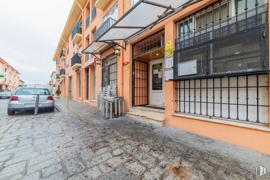 Retail for rent at Calle Pozas, 36, San Lorenzo de El Escorial, Madrid, 28200 with car, building, window, wheel, tire, vehicle, wood, road surface, vehicle registration plate and sky around