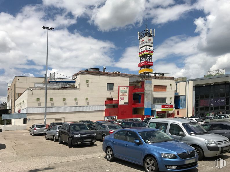 Local en alquiler y venta en Centro Comercial La Rotonda, Plaza Toro, 1, Tres Cantos, Madrid, 28760 con coche, edificio, nube, rueda, luz de estacionamiento automotriz, neumático, cielo, vehículo terrestre, vehículo y placa de matrícula del vehículo alrededor