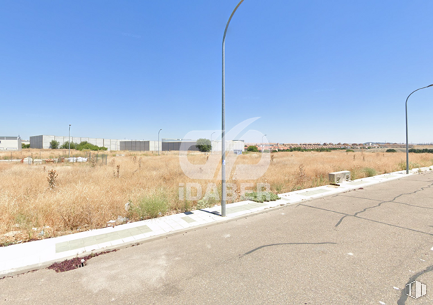 Suelo en venta en Barrio Estación - Cruz Roja, Illescas, Toledo, 45200 con luz de la calle, cielo, planta, superficie de la carretera, asfalto, lote de tierra, hierba, vía pública, zona residencial y árbol alrededor