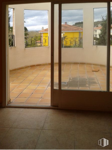 Local en venta en Calle de La Mancha, 2, Ontígola, Toledo, 45340 con ventana, accesorio, edificio, puerta, sombra, madera, cielo, diseño de interiores, piso y suelo alrededor