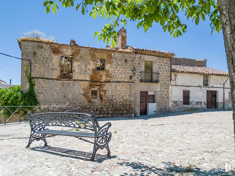 Land for sale at Plaza Losilla, Ávila, 05002 with bench, sky, property, plant, building, window, tree, outdoor furniture, rural area and facade around