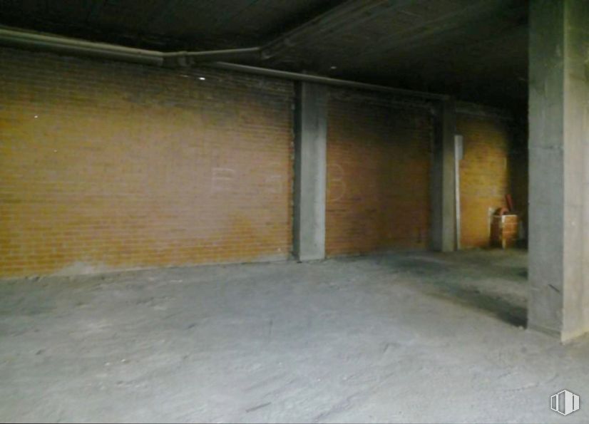 Retail for sale & for rent at Calle Cebadero, 5, Parla, Madrid, 28980 with mirror, floor, wood, flooring, composite material, ceiling, concrete, road, building material and house around