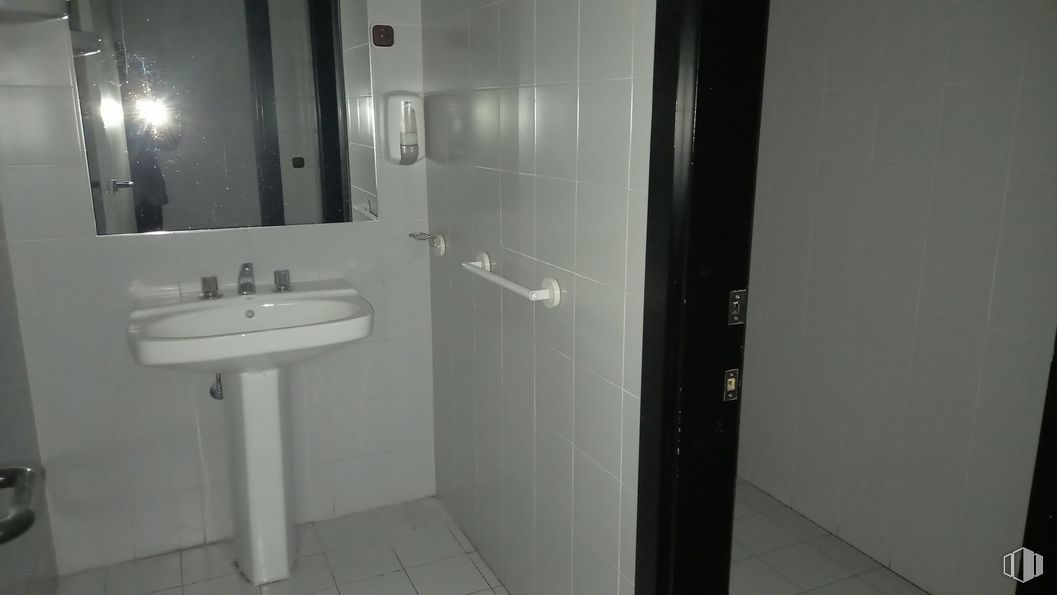 Local en venta en Calle Cánovas del Castillo, Alcalá de Henares, Madrid, 28807 con fregadero, espejo, grifo, accesorio de plomería, lavabo de baño, baño, edificio, accesorio, fluido y madera alrededor