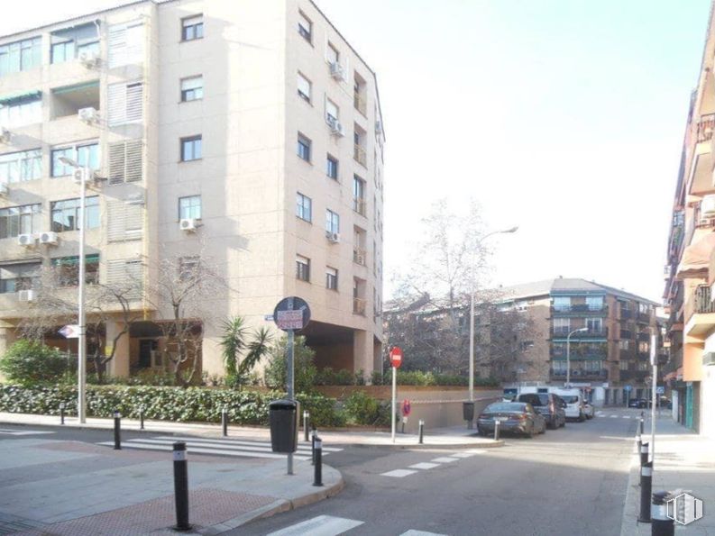 Retail for sale at Calle Pechuán, Chamartín, Madrid, 28002 with building, plant, daytime, window, sky, urban design, tree, street light, neighbourhood and road surface around