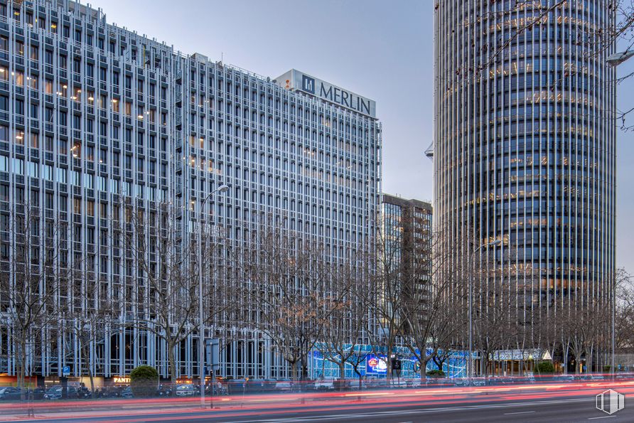 Oficina en alquiler en Edificio Cadagua, Paseo Castellana, 93, Tetuán, Madrid, 28046 con edificio, rascacielos, cielo, tiempo de día, ventana, torre, planta, bloque de pisos, diseño urbano y barrio residencial alrededor