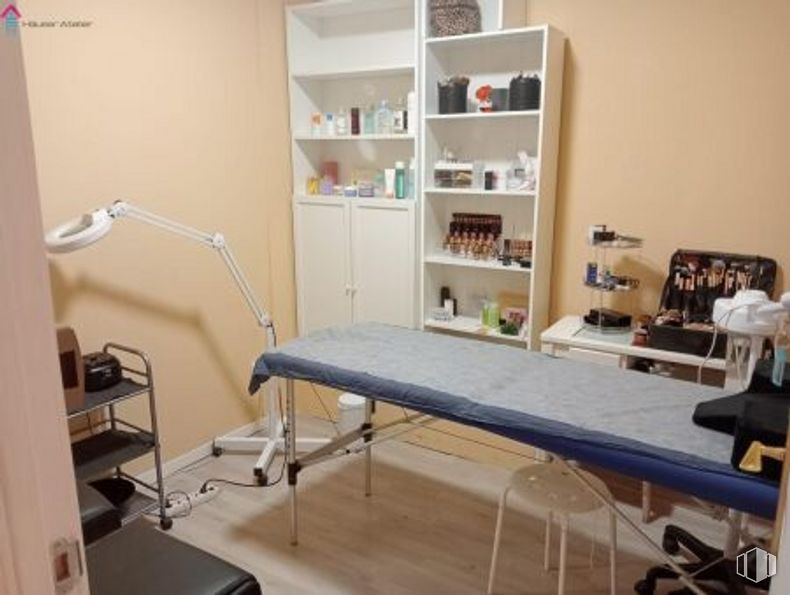 Local en alquiler en Zona Lavapiés - Embajadores, Centro, Madrid, 28012 con equipamiento médico, estante, atención sanitaria, camilla, interiorismo, suelos, médico, servicio, estantería y edificio alrededor