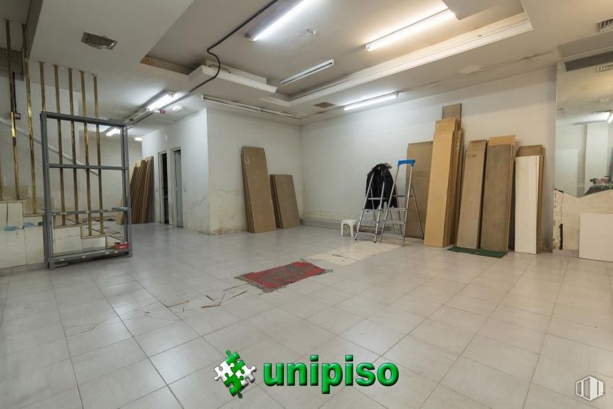 Retail for sale at Zona Salvador, Leganés, Madrid, 28911 with floor, hall, flooring, wood, fixture, ceiling, hardwood, door, event and tile flooring around