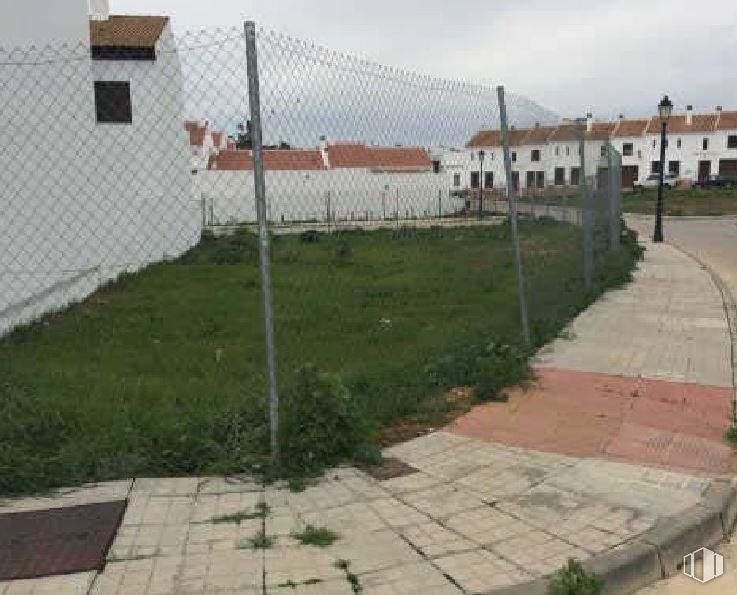 Land for sale at Calle Medina, Cogolludo, Guadalajara, 19230 with plant, building, window, cloud, sky, road surface, land lot, asphalt, house and neighbourhood around