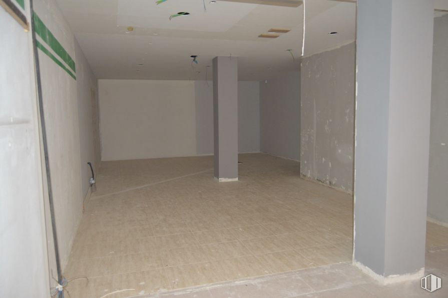 Retail for rent at Calle Joaquina Santander, 40, Talavera de la Reina, Toledo, 45600 with flooring, floor, wall, hall, wood, automotive exterior, ceiling, glass, fixture and building around