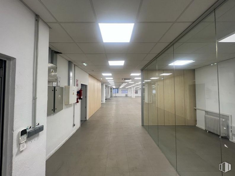 Oficina en alquiler y venta en Edificio Astygi, Calle San Romualdo, 26, San Blas - Canillejas, Madrid, 28037 con ebanistería, accesorio, suelos, edificio, techo, vidrio, hall, aluminio, lámpara fluorescente y puerta alrededor