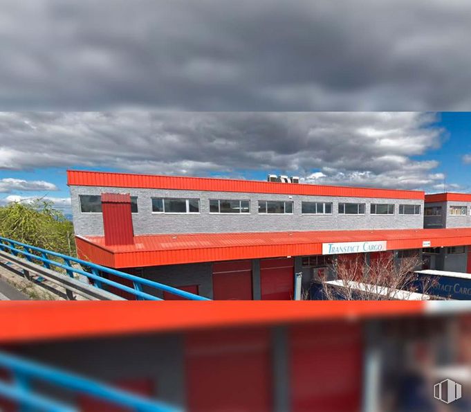 Oficina en alquiler en Avenida Fuentemar, 21, Coslada, Madrid, 28820 con edificio, nube, cielo, modo de transporte, fachada, ciudad, diseño urbano, ferrocarril, puente y ventana alrededor