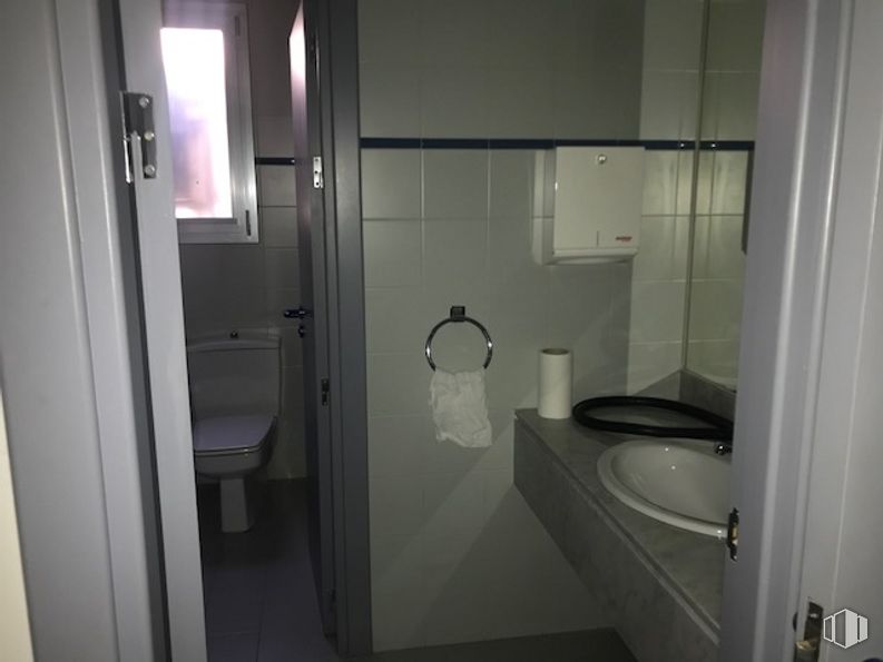 Office for rent at Calle Cervantes, Segovia, 40001 with sink, door, plumbing fixture, bathroom sink, tap, mirror, fixture, toilet seat, bathroom, purple and toilet around