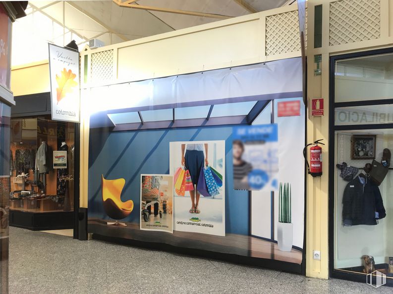 Local en venta en Centro Comercial Colombia, Avenida Bucaramanga, 2, Hortaleza, Madrid, 28033 con equipaje y bolsos, arte, edificio, diseño automotriz, material rodante, área metropolitana, fachada, transporte público, máquina y publicidad alrededor