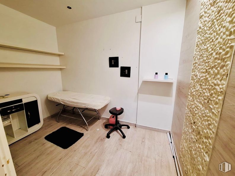 Retail for rent at Calle General Pardiñas, 26, Salamanca, Madrid, 28001 with stool, bed, furniture, flooring, floor, interior design, room, wood flooring, hardwood and wood stain around