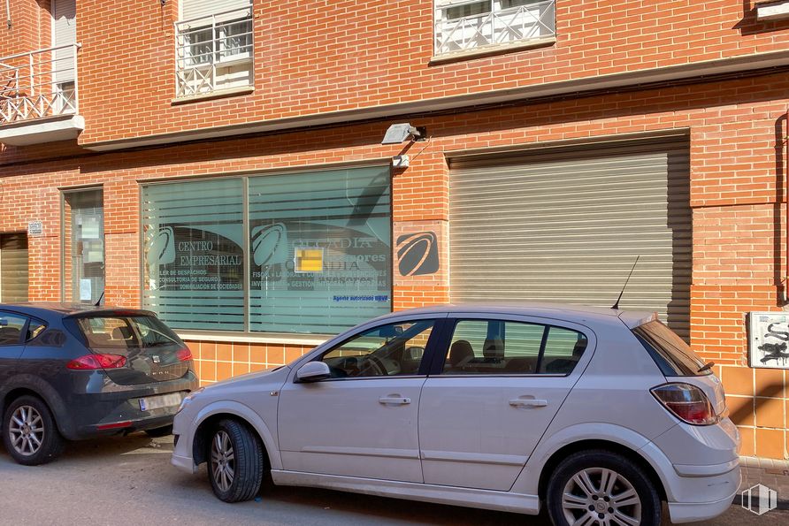 Retail for sale at Calle Mariana Pineda, 4, Ocaña, Toledo, 45300 with wheel, car, window, tire, automotive parking light, land vehicle, vehicle, photograph, automotive tire and motor vehicle around