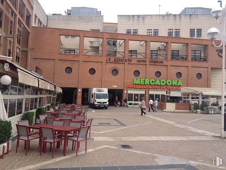 Local en venta en Centro Comercial La Remonta, Tetuán-Castillejos, Tetuán, Madrid, 28020 con silla, edificio, planta de interior, camión, mueble, ventana, mesa, infraestructura, diseño urbano y cielo alrededor