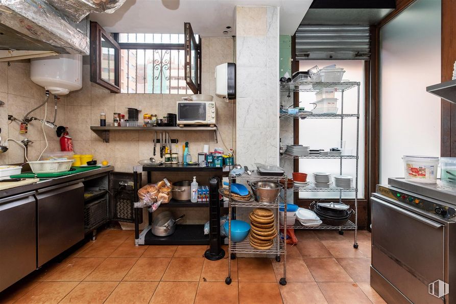 Local en venta en Calle Gainza, Usera, Madrid, 28041 con ebanistería, aparato de cocina, productos envasados, propiedad, mueble, madera, ventana, interiorismo, cocina y edificio alrededor