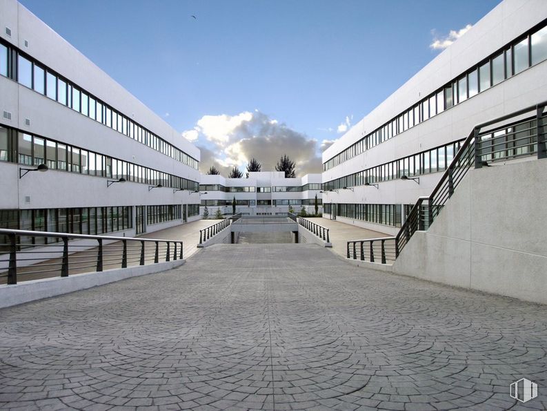 Oficina en alquiler en Edificio Atenea, Calle Pollensa, 2-4, Las Rozas de Madrid, Madrid, 28230 con edificio, ventana, cielo, nube, arquitectura, planta, diseño urbano, mediante, condominio y ciudad alrededor