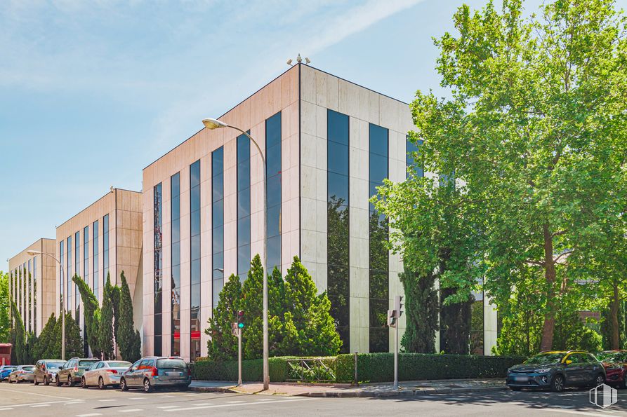 Oficina en alquiler en Avenida San Luis, 77, Hortaleza, Madrid, 28033 con coche, edificio, cielo, propiedad, nube, árbol, planta, rueda, diseño urbano y fachada alrededor