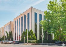 Oficina en alquiler en Avenida San Luis, 77, Hortaleza, Madrid, 28033 con coche, edificio, cielo, propiedad, nube, árbol, planta, rueda, diseño urbano y fachada alrededor