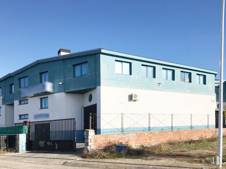 Industrial for rent at Calle Prado de las Banderillas, Colmenar Viejo, Madrid, 28770 with building, sky, window, fixture, land lot, real estate, residential area, facade, rural area and asphalt around