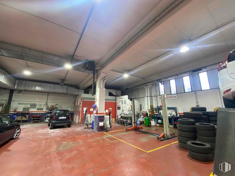 Industrial for sale at Zona empresarial, Alcobendas, Madrid, 28100 with car, tire, wheel, automobile repair shop, workshop, automotive wheel system, machine, garage, parking and automotive care around