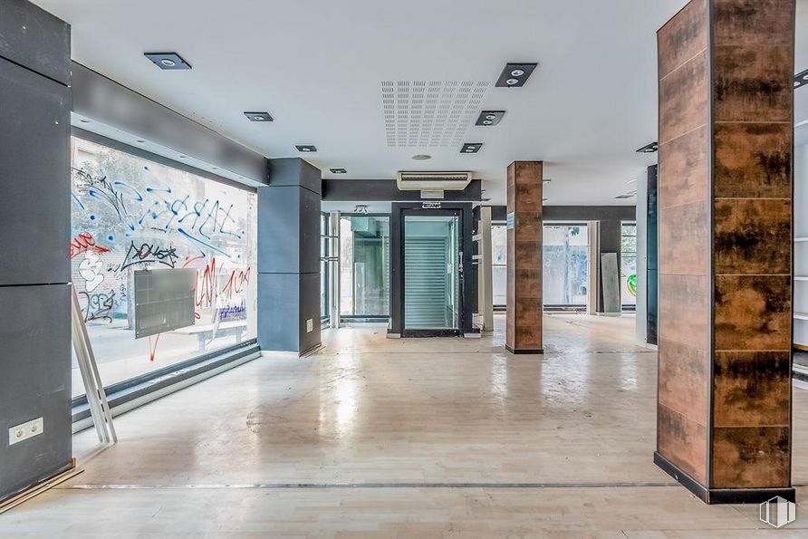 Local en alquiler y venta en Calle Moraleja, Alcorcón, Madrid, 28921 con interiorismo, hall, suelos, suelo, arte, madera, inmobiliario, puerta, techo y vidrio alrededor