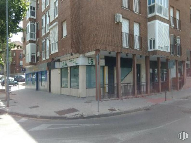 Retail for sale at Calle Talleres, Toledo, 45003 with building, property, window, road surface, urban design, neighbourhood, residential area, tree, condominium and sidewalk around