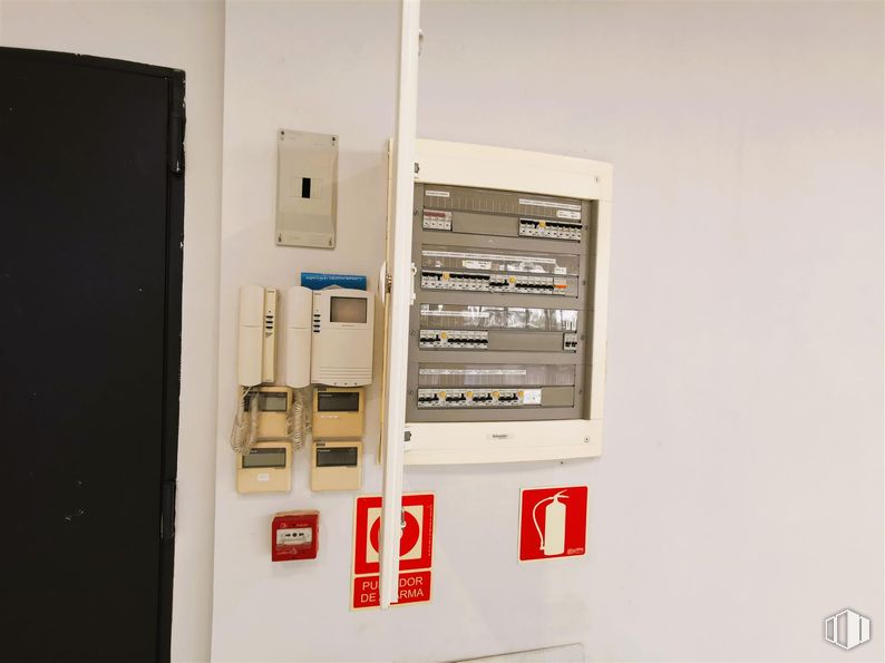 Local en alquiler en Edificio 2 (24-A), Calle Casas Miravete, 22 - 24, Villa de Vallecas, Madrid, 28031 con puerta, tecnología, máquina, panel de control, suministro eléctrico, sistema de alarma contra incendios y armario eléctrico alrededor