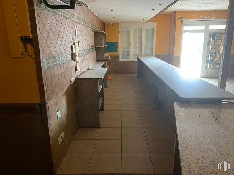 Local en venta en Zona Centro, Las Ventas con Peña Aguilera, Toledo, 45127 con puerta, edificio, mueble, ventana, accesorio, suelos, suelo, madera, casa y silla alrededor