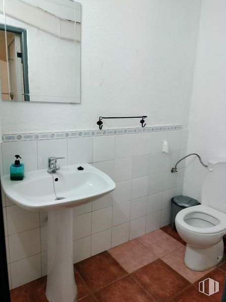 Local en alquiler y venta en Calle Daoiz y Velarde, Añover de Tajo, Toledo, 45250 con fregadero, inodoro, espejo, accesorios de fontanería, lavabo, cuarto de baño, grifo, morado, negro y accesorio alrededor