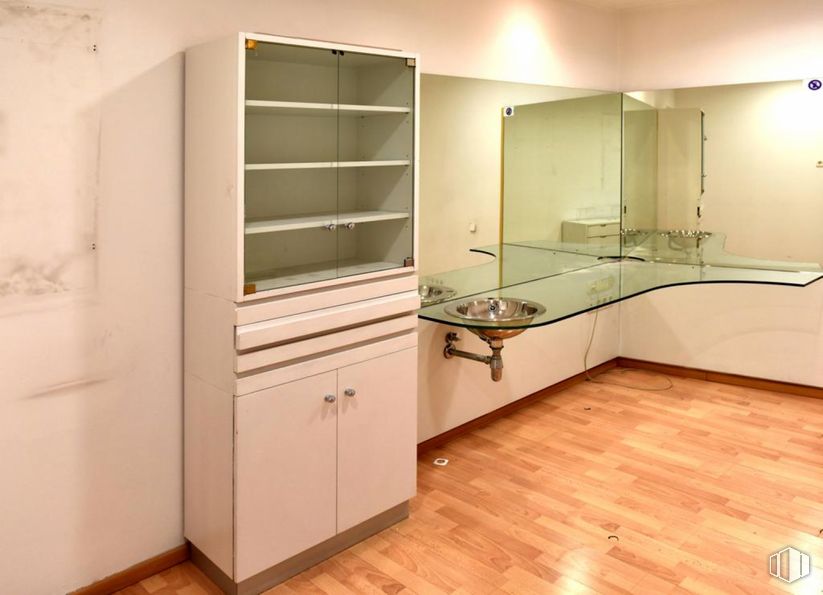 Local en alquiler y venta en Centro urbano, Getafe, Madrid, 28901 con ebanistería, espejo, edificio, grifo, fregadero, accesorios de fontanería, encimera, cuarto de baño, madera y mueble de baño alrededor