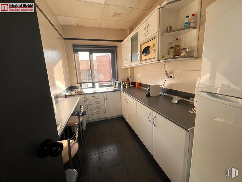 Industrial for sale at Calle Plomo, San Martín de la Vega, Madrid, 28330 with window, refrigerator, cabinetry, countertop, property, sink, interior design, kitchen, building and floor around