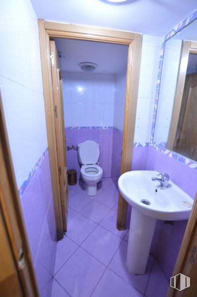 Local en venta en Calle Juan Duque, Arganzuela, Madrid, 28005 con fregadero, inodoro, accesorios de fontanería, grifo, lavabo, edificio, asiento del inodoro, azul, morado y cuarto de baño alrededor