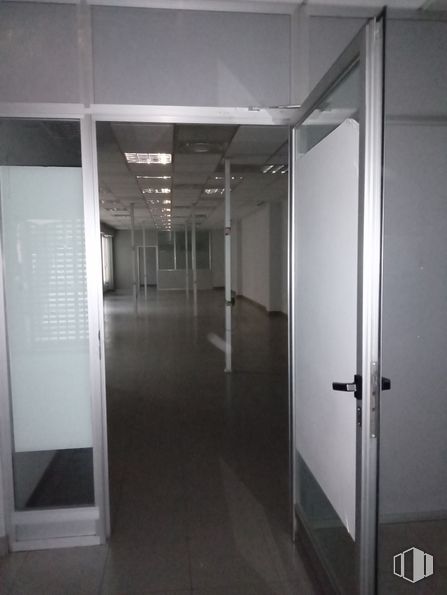 Local en alquiler en Avenida Guadalajara, 2, Alcalá de Henares, Madrid, 28805 con puerta, accesorio, suelo, piso, edificio, exterior automotriz, pasillo, vidrio, techo y puerta del vehículo alrededor