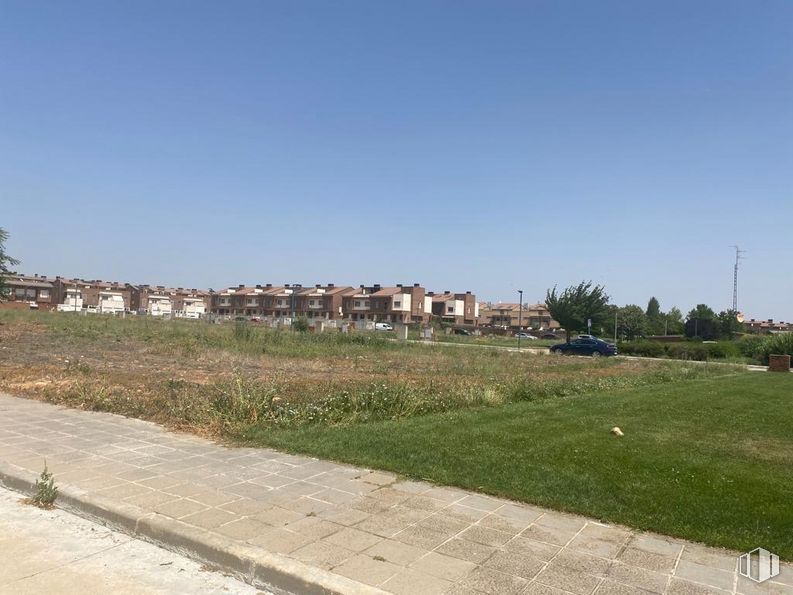 Land for sale at Calle Extremadura, Marchamalo, Guadalajara, 19180 with building, sky, plant, tree, asphalt, road surface, residential area, grass, urban design and plain around