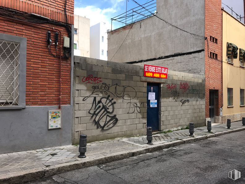 Suelo en venta en Calle Verja, 39, Usera, Madrid, 28026 con ventana, edificio, cielo, superficie de la carretera, asfalto, ladrillo, pared, pintura, albañilería y fuente alrededor