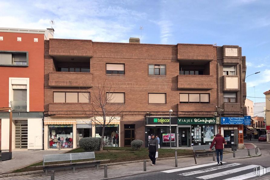 Retail for rent at Calle Pinto, 1, Parla, Madrid, 28980 with person, building, bench, window, sky, cloud, infrastructure, urban design, house and residential area around