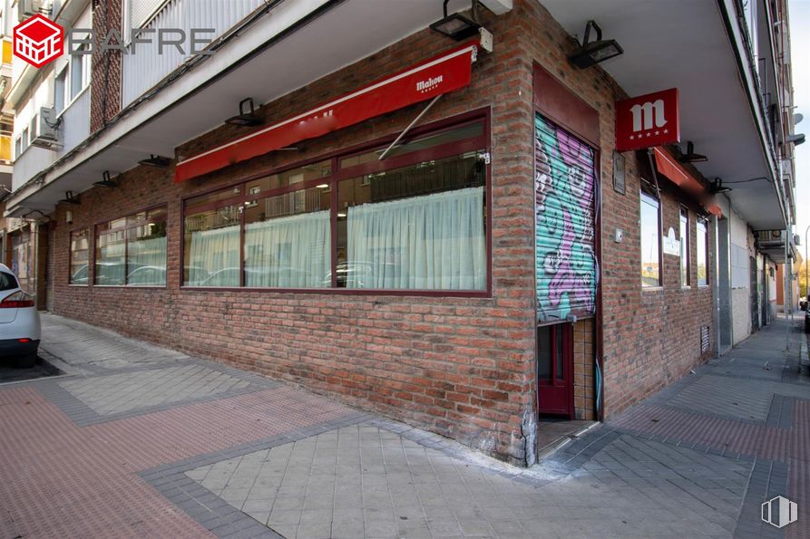 Retail for rent at Calle Gregorio Donas, Ciudad Lineal, Madrid, 28017 with car, window, wall, road surface, brick, facade, door, brickwork, sidewalk and composite material around