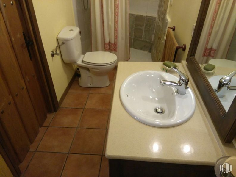 Retail for sale at Valle del Tiétar, Piedralaves, Ávila, 05540 with toilet, sink, tap, brown, mirror, bathroom sink, plumbing fixture, property, building and bathroom around