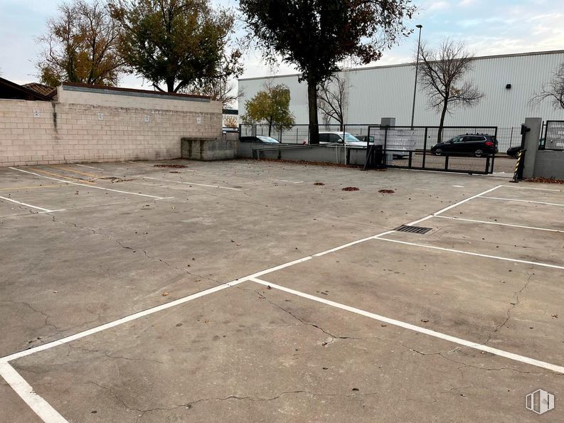 Industrial for rent at Calle Fundición, 101, Rivas-Vaciamadrid, Madrid, 28529 with car, road surface, public space, asphalt, parking, parking lot, concrete, shade, tar and chain-link fencing around