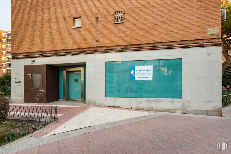 Retail for sale at Avenida Virgen Loreto, Torrejón de Ardoz, Madrid, 28850 with door, plant, property, building, window, fixture, road surface, asphalt, wood and brickwork around