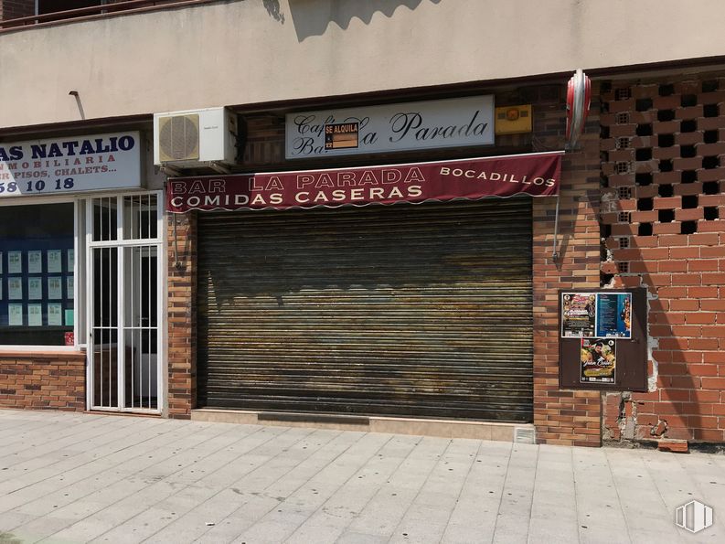 Local en venta en Carretera de Torrelodones, 11, Galapagar, Madrid, 28260 con puerta, edificio, ventana, accesorio, madera, superficie de carretera, ladrillo, albañilería, fuente y acera alrededor