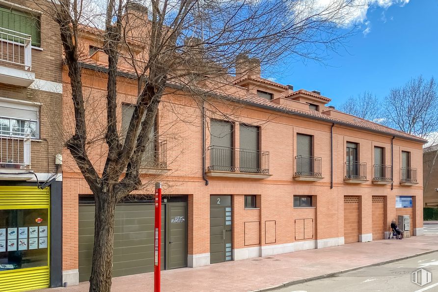 Local en alquiler en Paseo Val, 1, Alcalá de Henares, Madrid, 28804 con ventana, edificio, cielo, nube, árbol, albañilería, madera, diseño urbano, puerta y accesorio alrededor