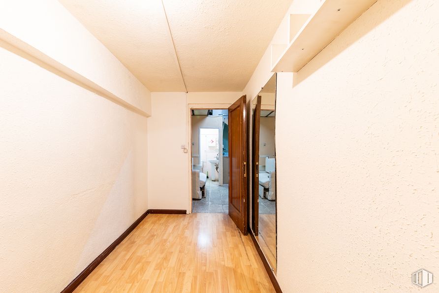 Local en alquiler y venta en Calle San Maximiliano, Ciudad Lineal, Madrid, 28017 con suelos, suelo, madera, techo, interiorismo, apartamento, habitación, suelo de baldosas, tinte para madera y suelos de madera alrededor