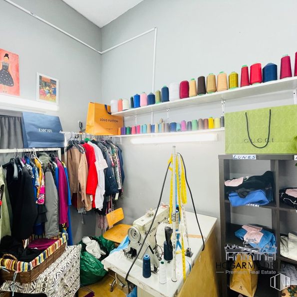 Retail for sale at Calle Guzmán Bueno, Chamberí, Madrid, 28015 with furniture, shelf, interior design, shelving, clothes hanger, building, t-shirt, fashion design, retail and bag around